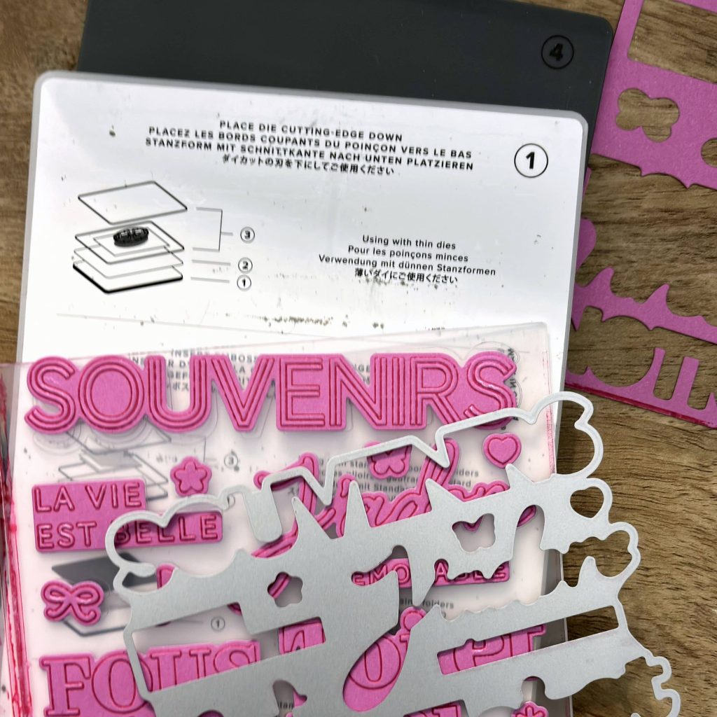 Résultat final plioir hybride Stampin'Up! avec couleur — mots gaufrés et découpés en rose vif