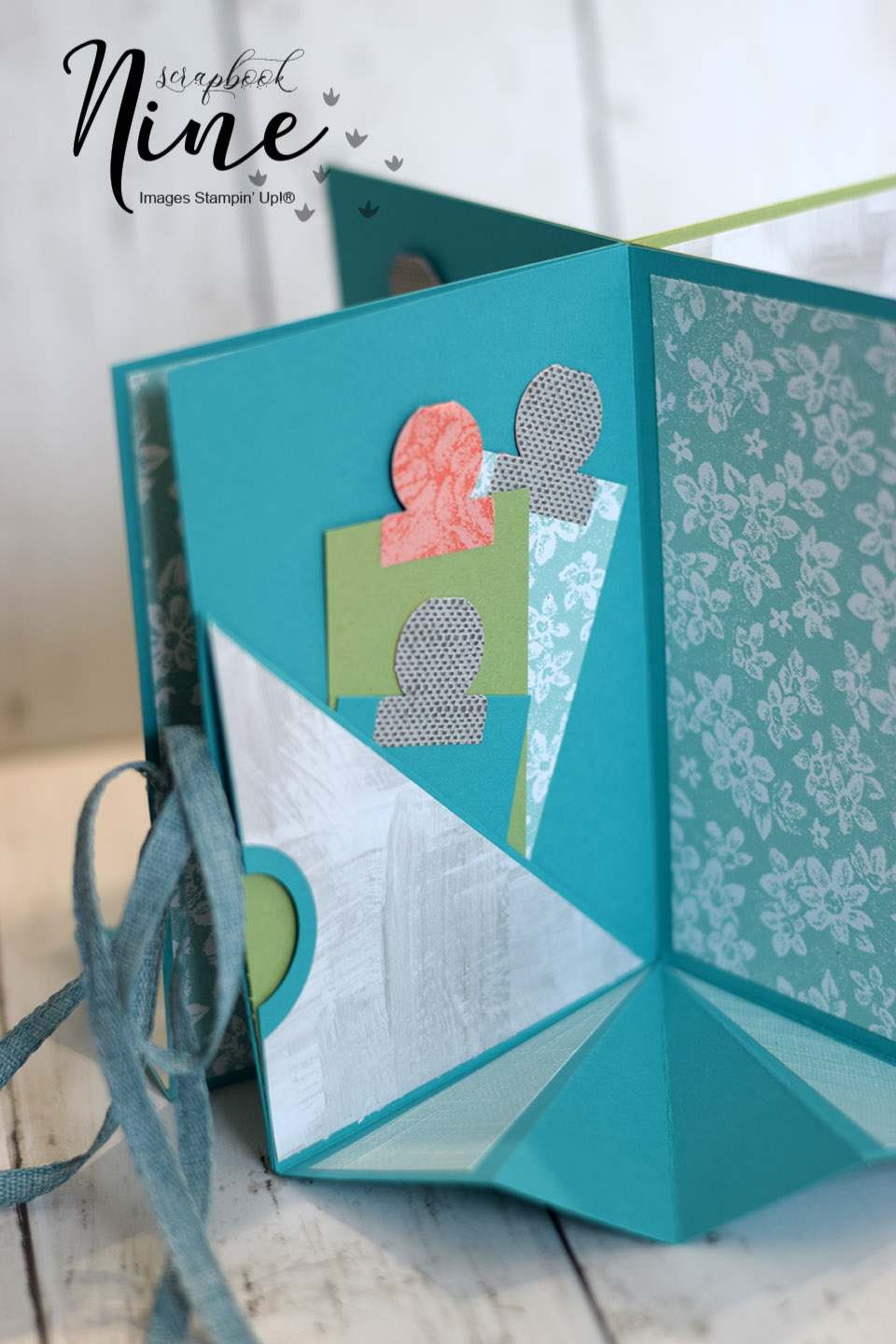 Album carrousel scrapbooking ouvert, version printanière pastel