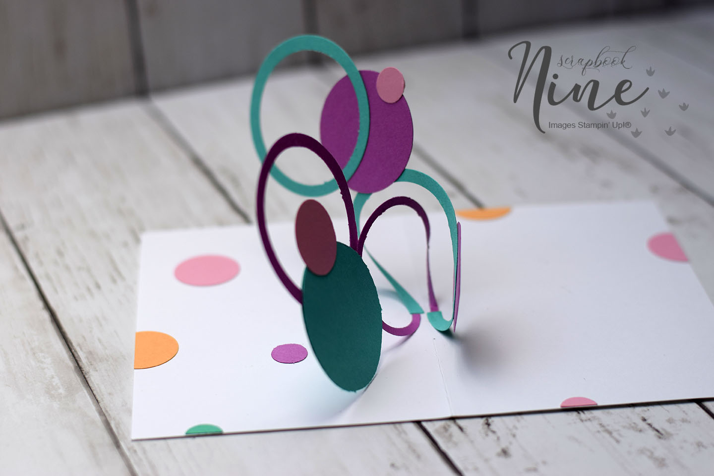 Une carte popup avec des anneaux enlacés