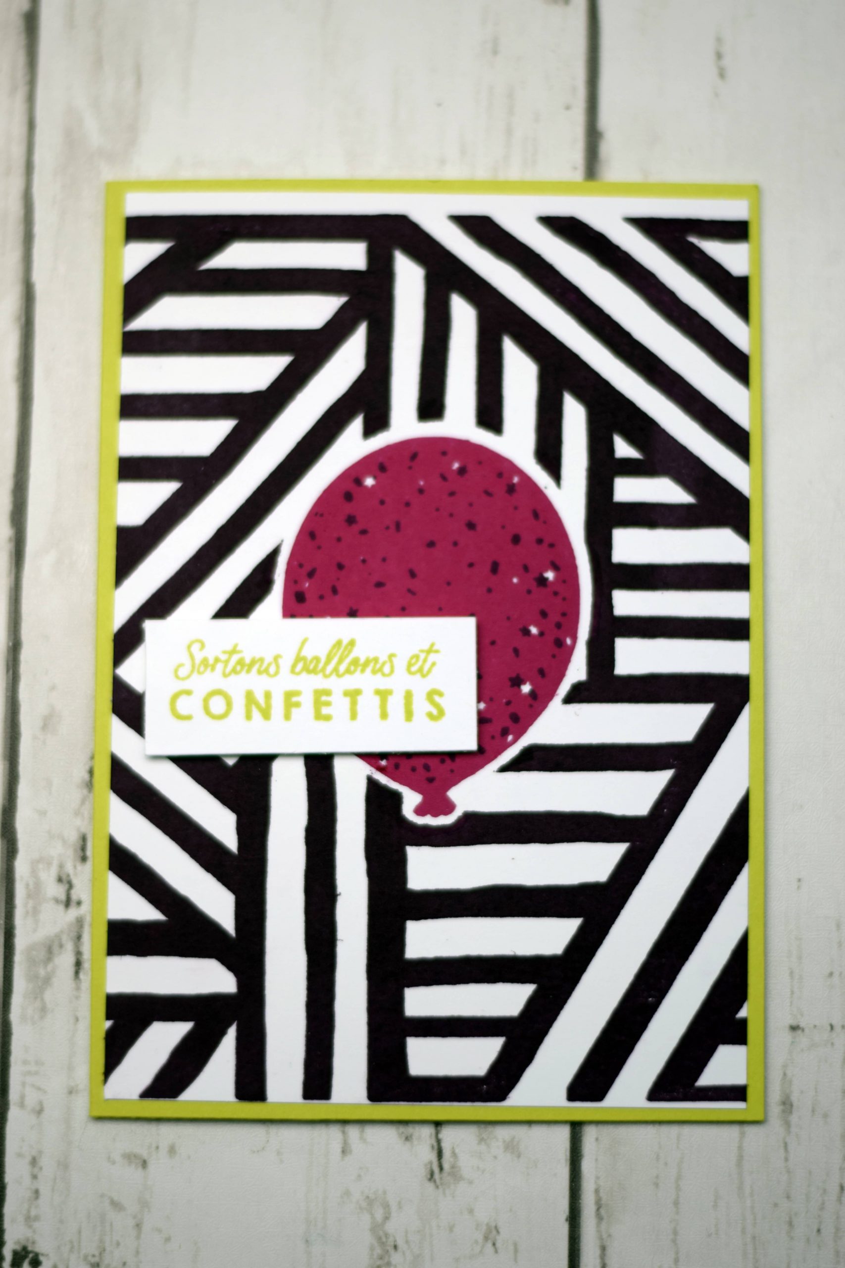 carte anniversaire tampon de fond rayures et ballon confettis