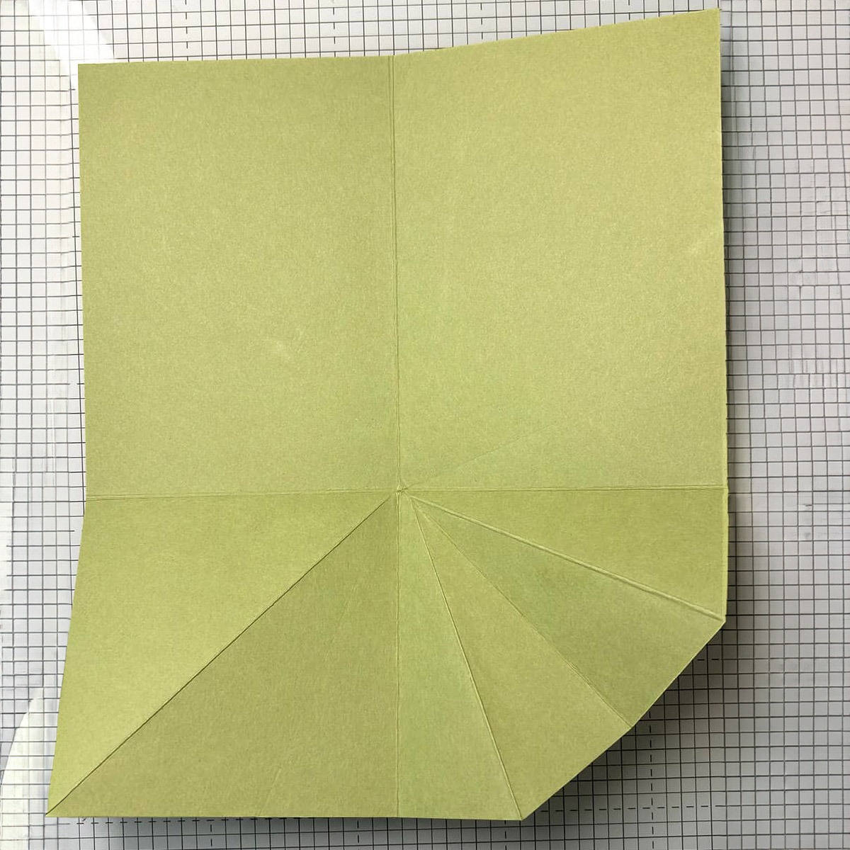 Étape 1 du tutoriel album carrousel : découpe du papier uni
