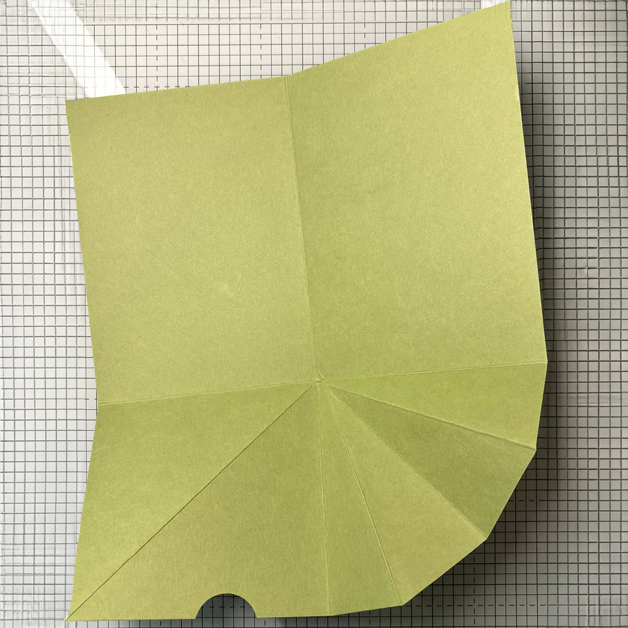 Étape de pliage des diagonales pour l'album carrousel scrapbooking