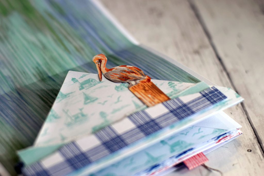 Album photo enveloppe voyage décoré aux couleurs du pays visité scrapbooking