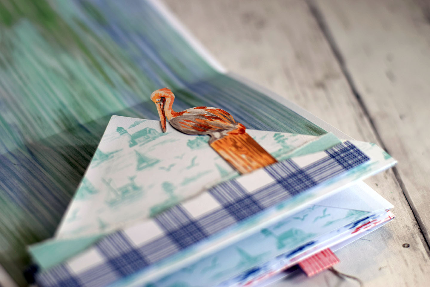 Album photo enveloppe voyage décoré aux couleurs du pays visité scrapbooking