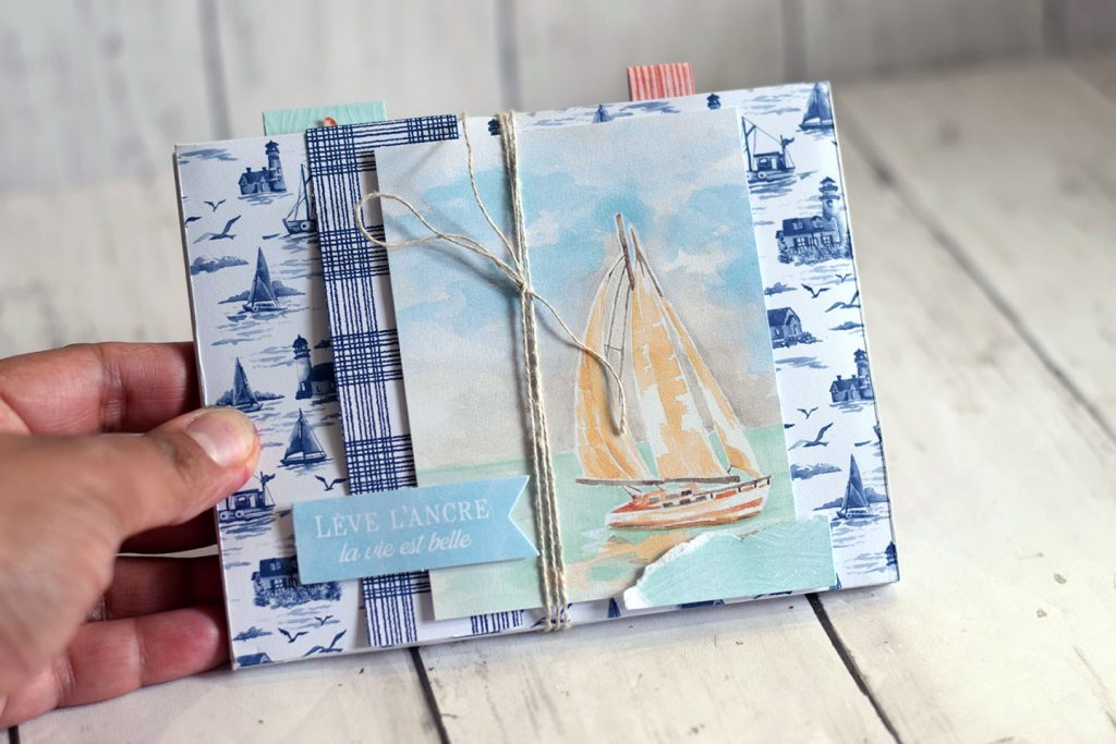 Mini-album enveloppe voyage ouvert avec cartes postales et photos destinations