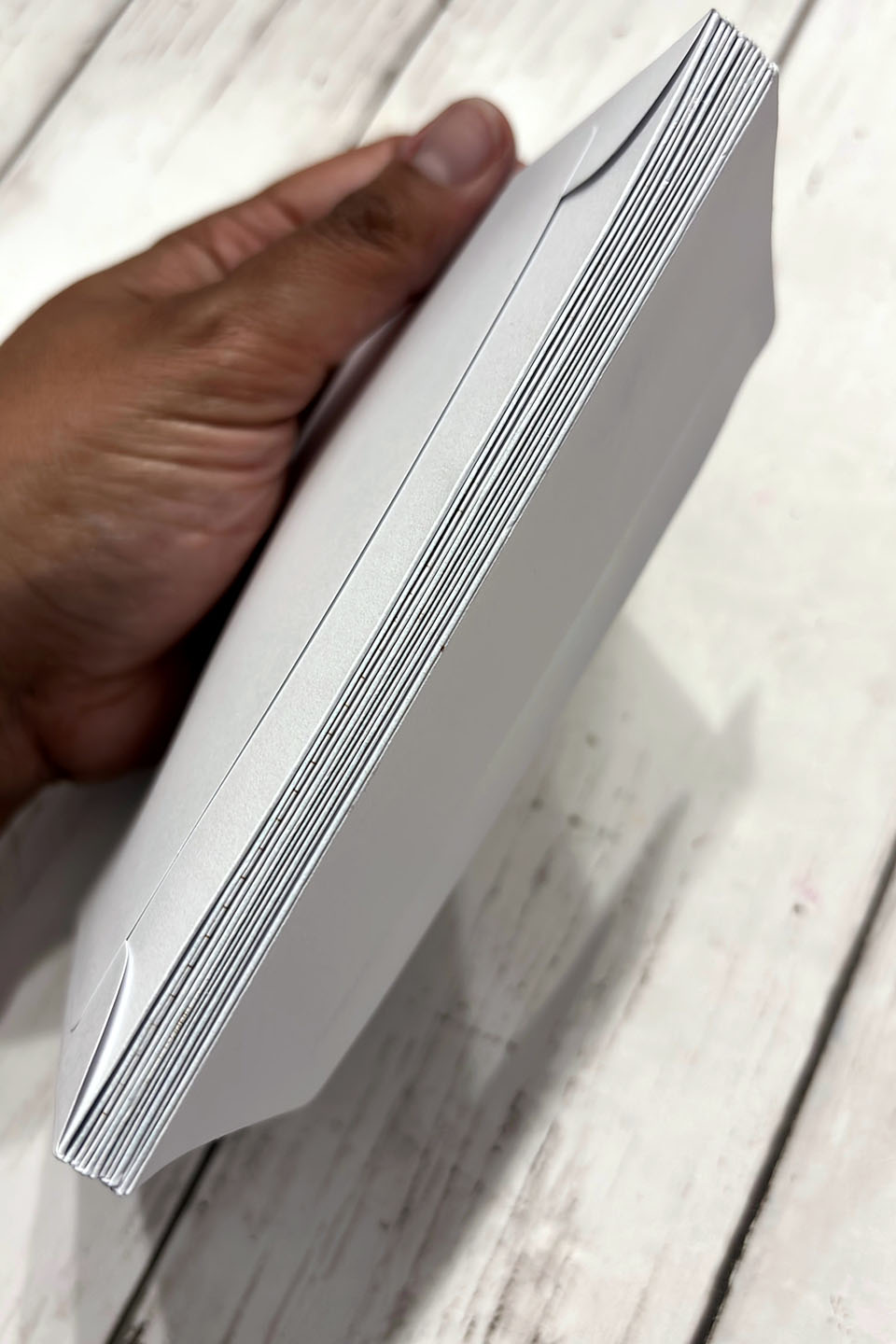 Étape 5 album enveloppe - personnalisation d'une enveloppe avec tampons et papier décoratif