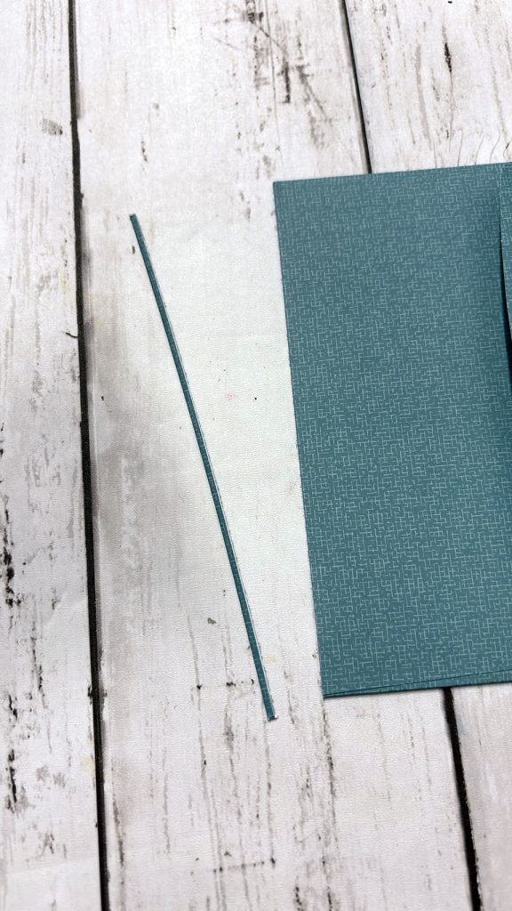 Étape 1 album enveloppe - découpe de 1 mm en bas de l'enveloppe pour créer une base propre