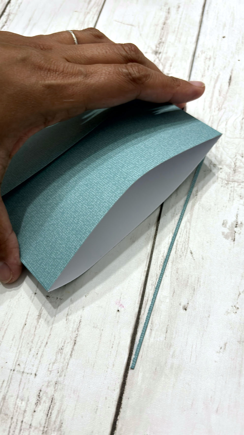 Étape 1 album enveloppe - découpe de 1 mm en bas de l'enveloppe pour créer une base propre