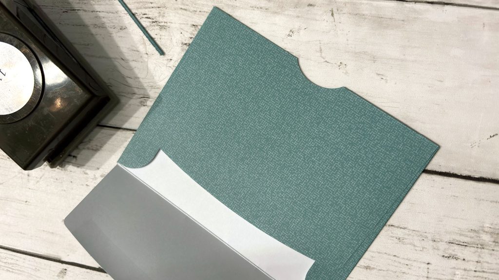Étape 2 album enveloppe - perforation en demi-cercle avec perforatrice ronde pour attraper les cartes