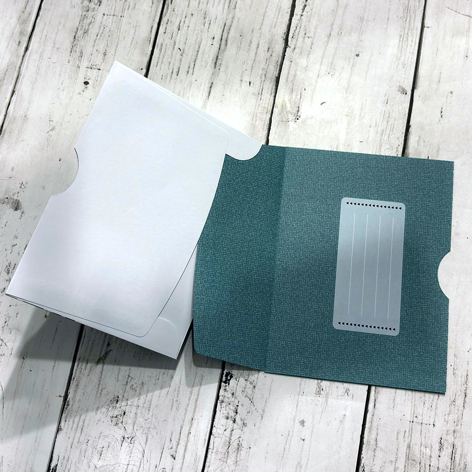 Étape 4 album enveloppe - collage sur la partie préencollée de l'enveloppe