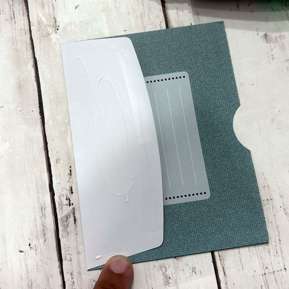 Étape 4 album enveloppe - début de l'assemblage des enveloppes imbriquées