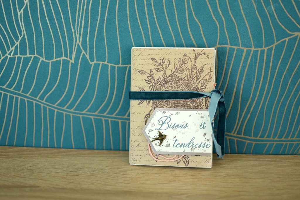 Mini-album enveloppe thème bébé avec décoration motifs enfantins DIY