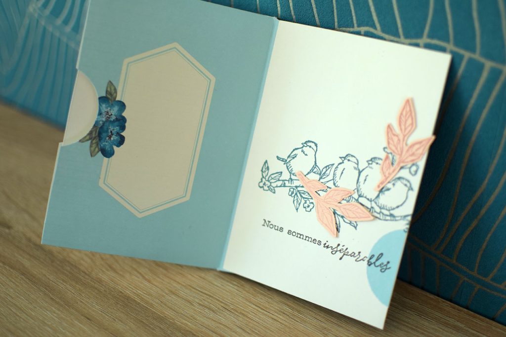 Détail album enveloppe naissance avec photos nouveau-né et souvenirs