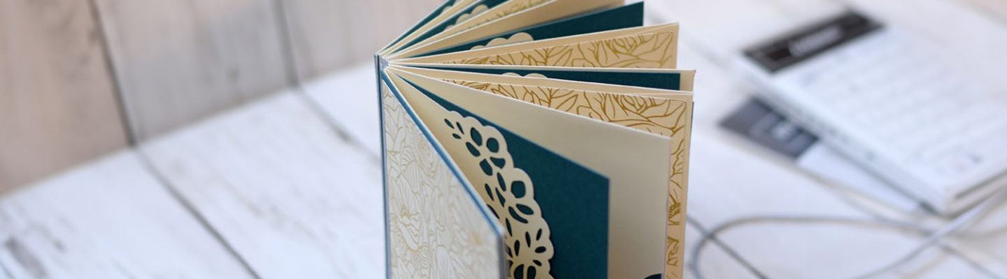 Mini album photo enveloppe et paon pimpant 