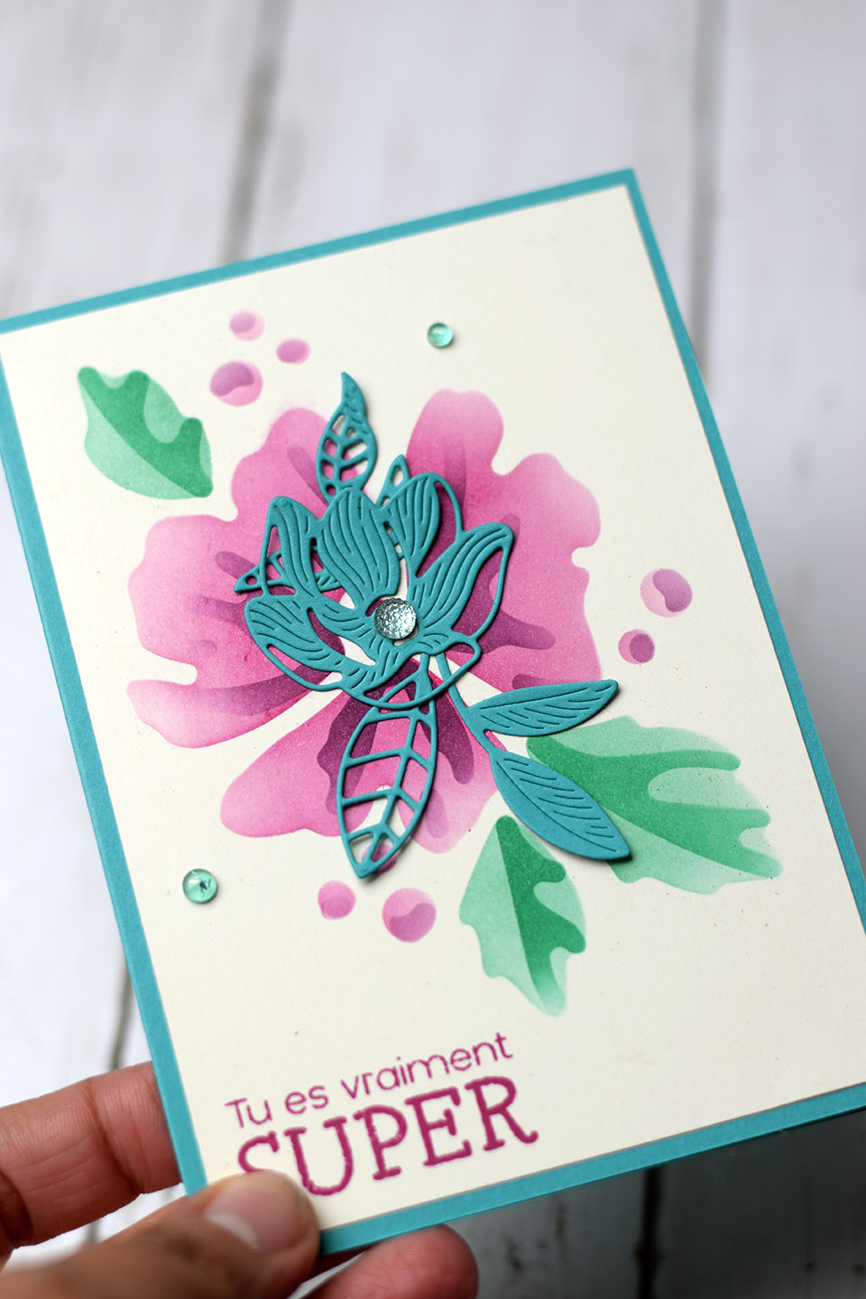 Carte scrapbooking pochoir à superposer magnolias roses et verts effet multi-couches