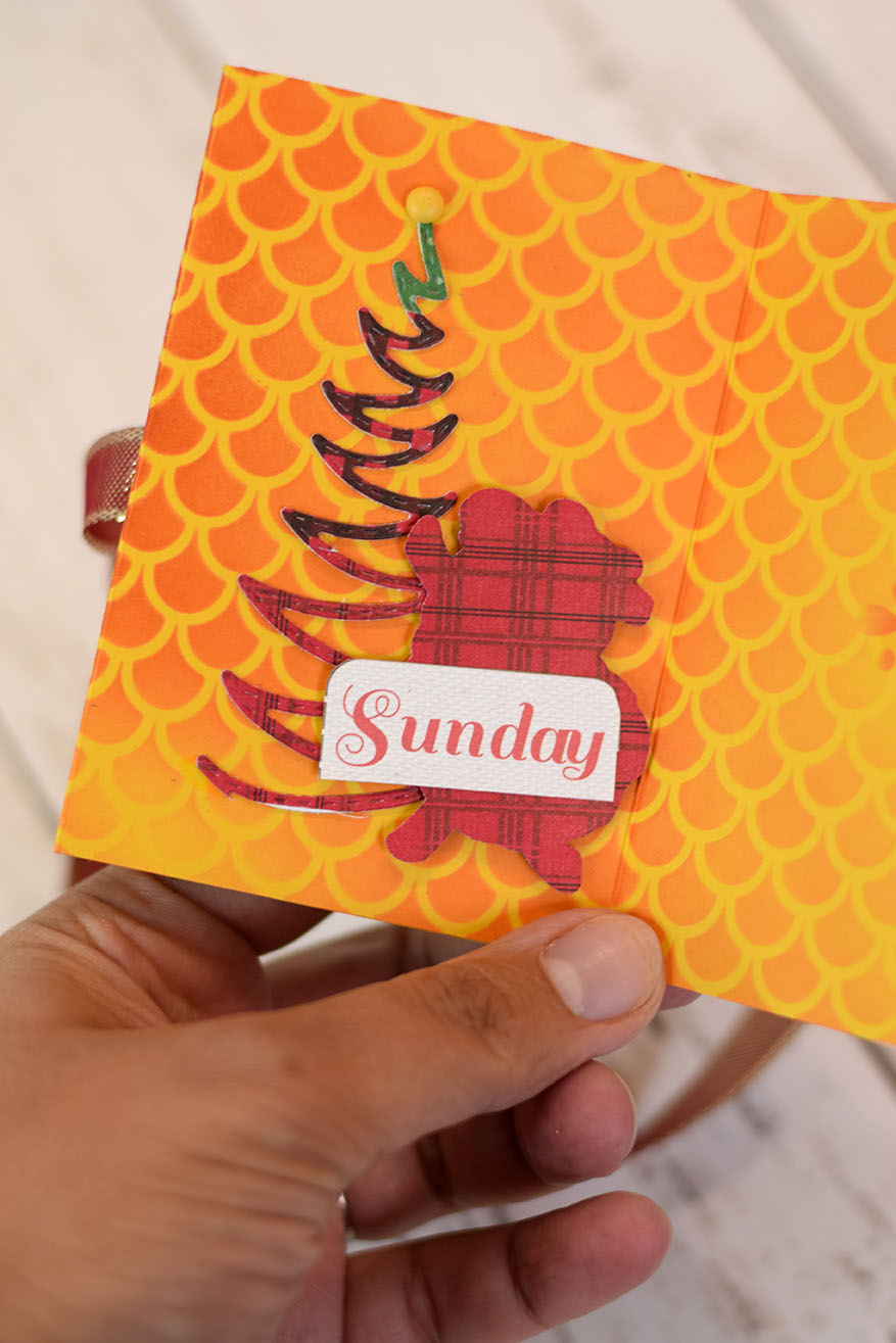 Mini-album scrapbooking avec pochoir simple géométrique encre jaune et rouge sur fond kraft