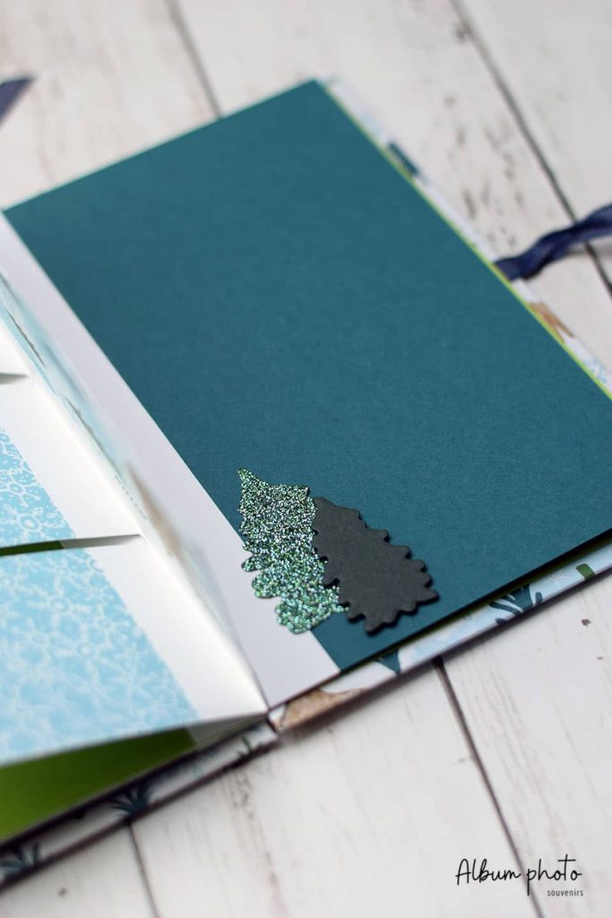 Pages intérieures du mini-album carnet d'aventure de Noël en scrapbooking