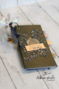 Album-photo-pour-noel-avec-un-anneau-ruban-et-breloque-couverture-cartonnee-tags-et-pochettes-1