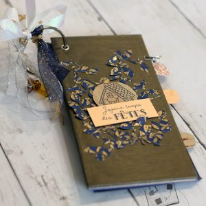 Album-photo-pour-noel-avec-un-anneau-ruban-et-breloque-couverture-cartonnee-tags-et-pochettes-1