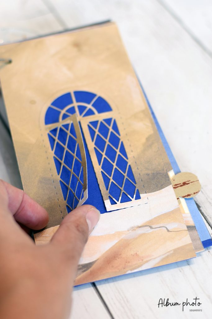 Intérieur du mini-album Trip Ensemble avec tags, pochettes et papiers Stampin'Up!