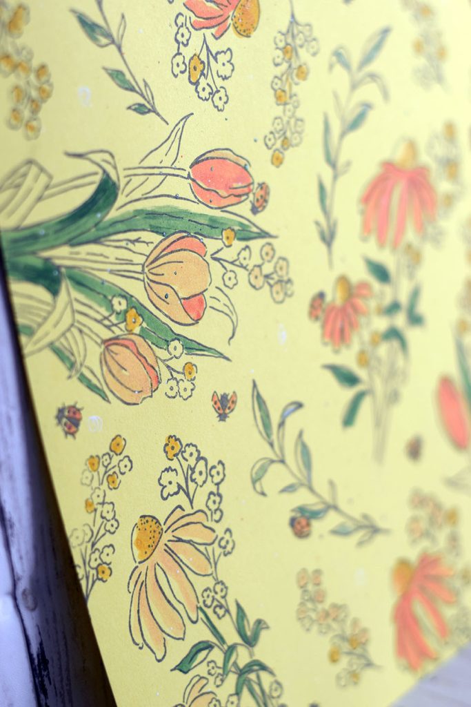 Tampon fleuri sur du papier jaune et colorisation des motifs