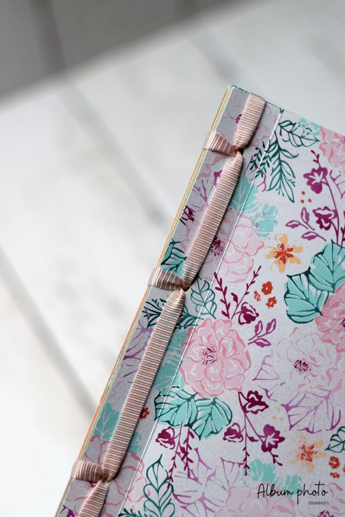 Détail de la reliure japonaise sur album photo à couverture cartonnée et papier fleuri