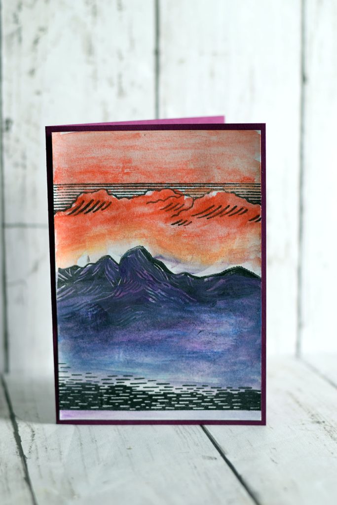 Carte scrapbooking montagne tamponnée sur fond coucher de soleil pastels secs Stampin'Up! technique eau