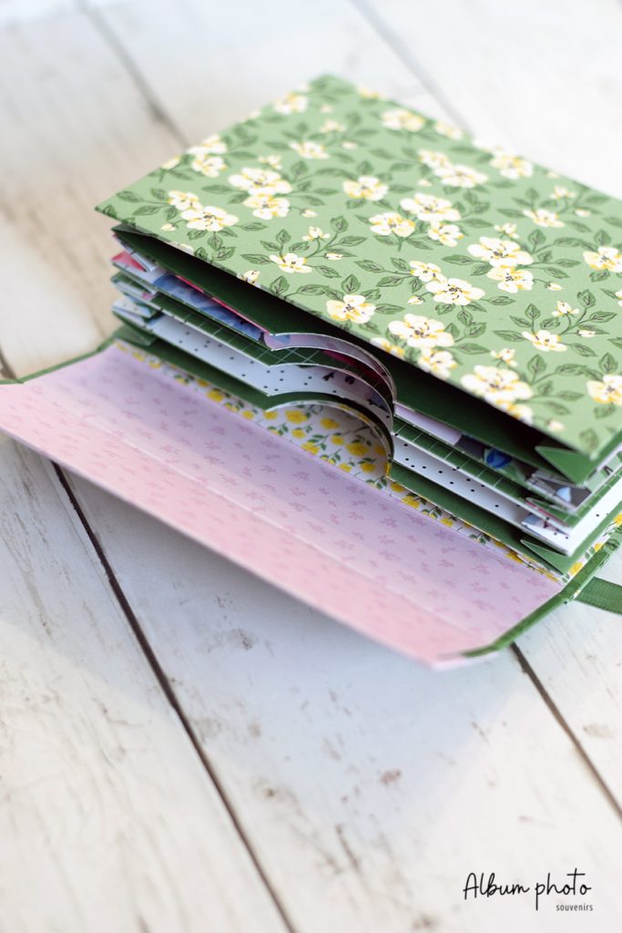 Mini-album folio à couverture cartonnée en scrapbooking fait main