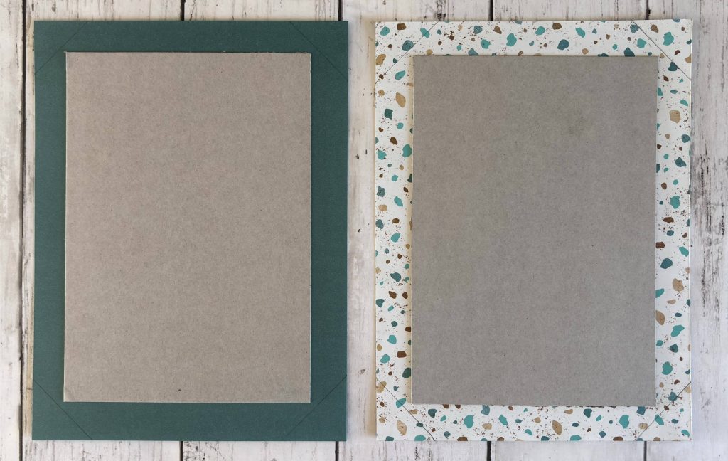 Papier à motifs découpé pour habiller la couverture du carnet de voyage