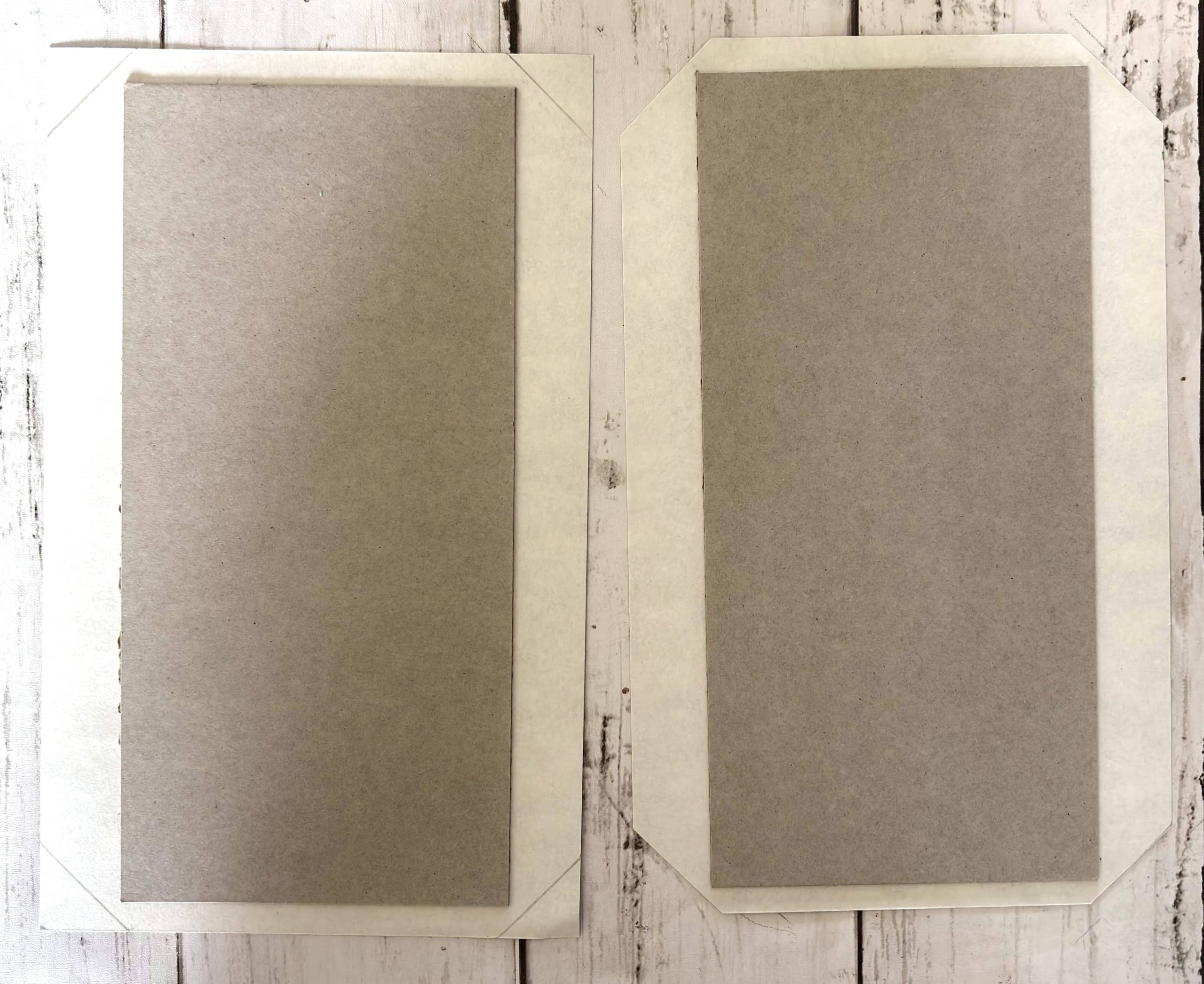 Découpe du carton aux dimensions pour la couverture du mini-album