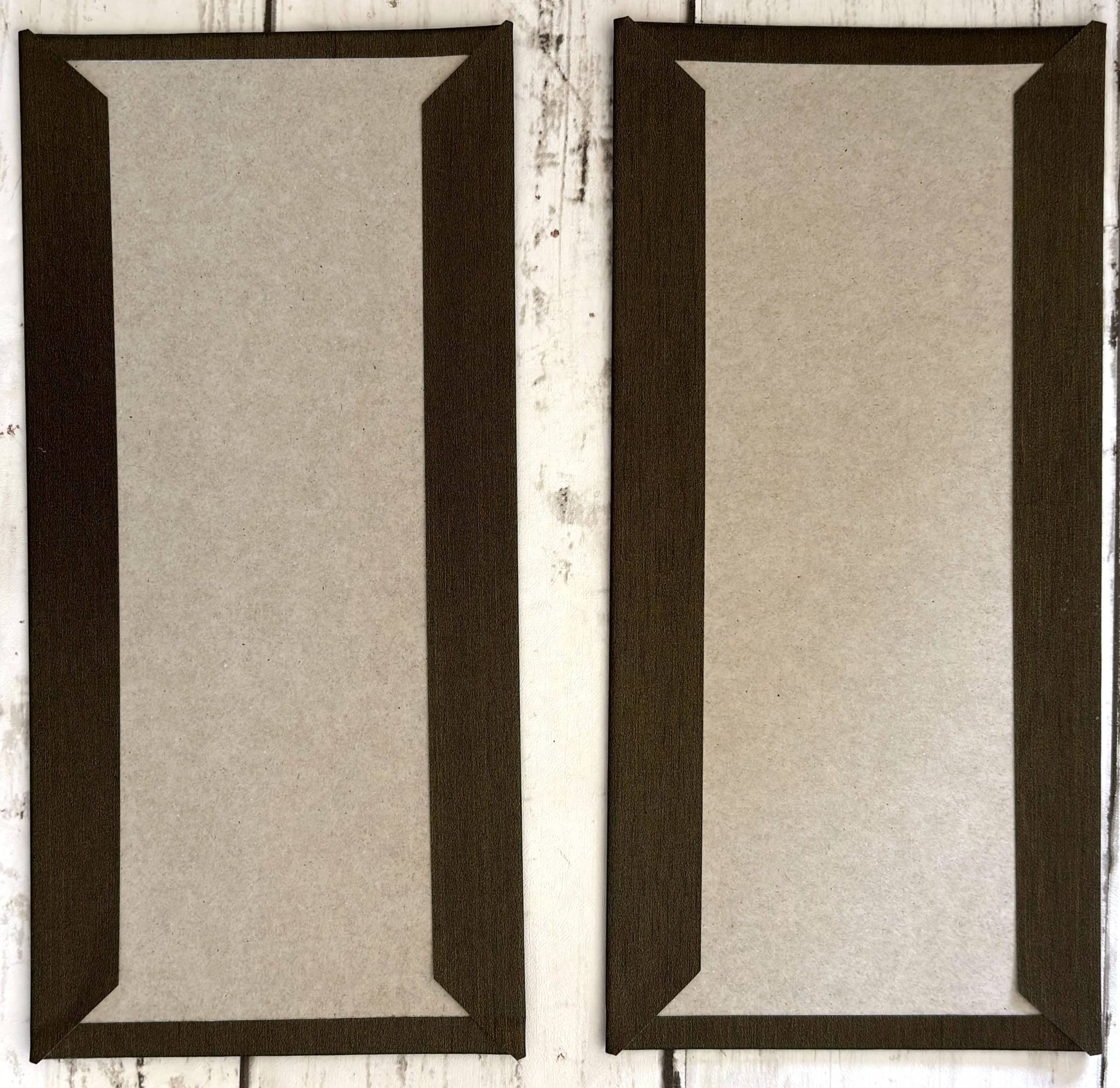 Collage du faux cuir sur le carton pour la couverture du mini-album