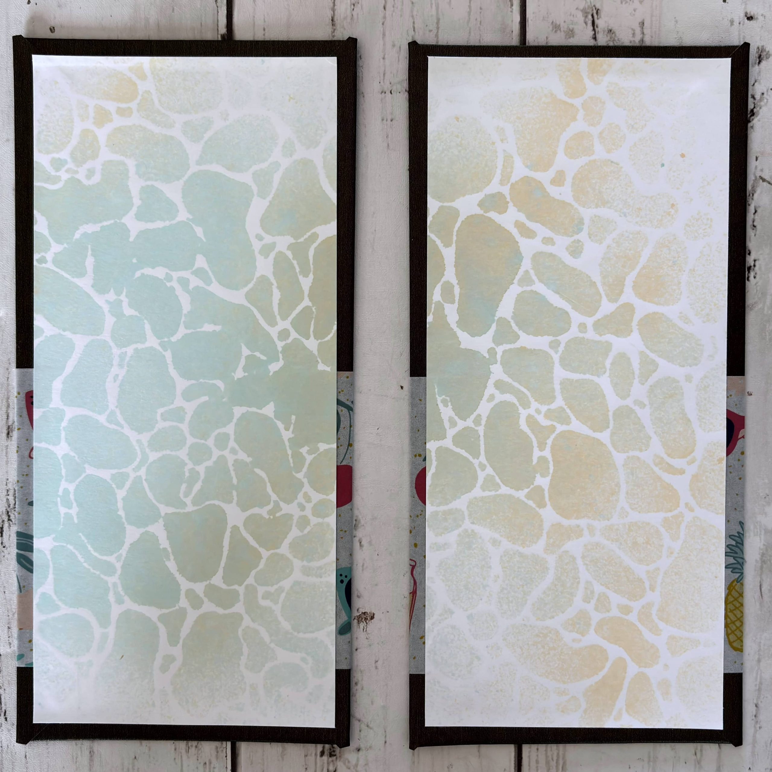 Papier blanc décoré collé à l'intérieur de la couverture du mini-album