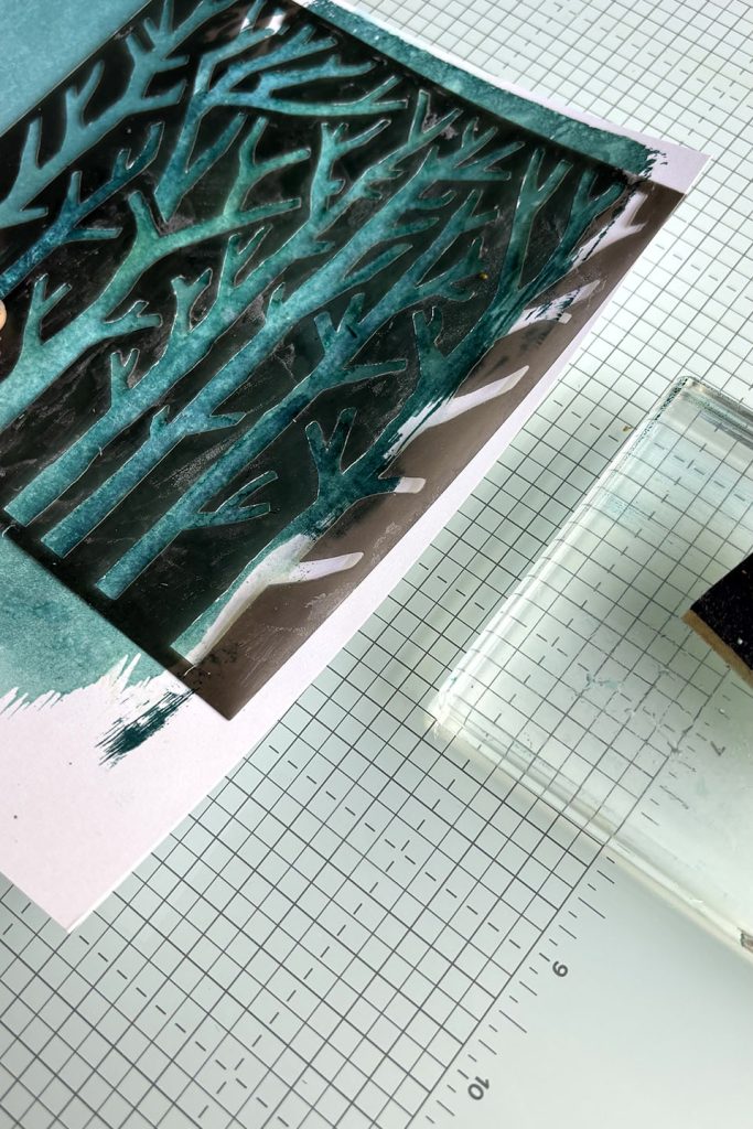 Pochoir arbre posé sur fond bleu indigo Stampin'Up! pour effet cyanotype en scrapbooking