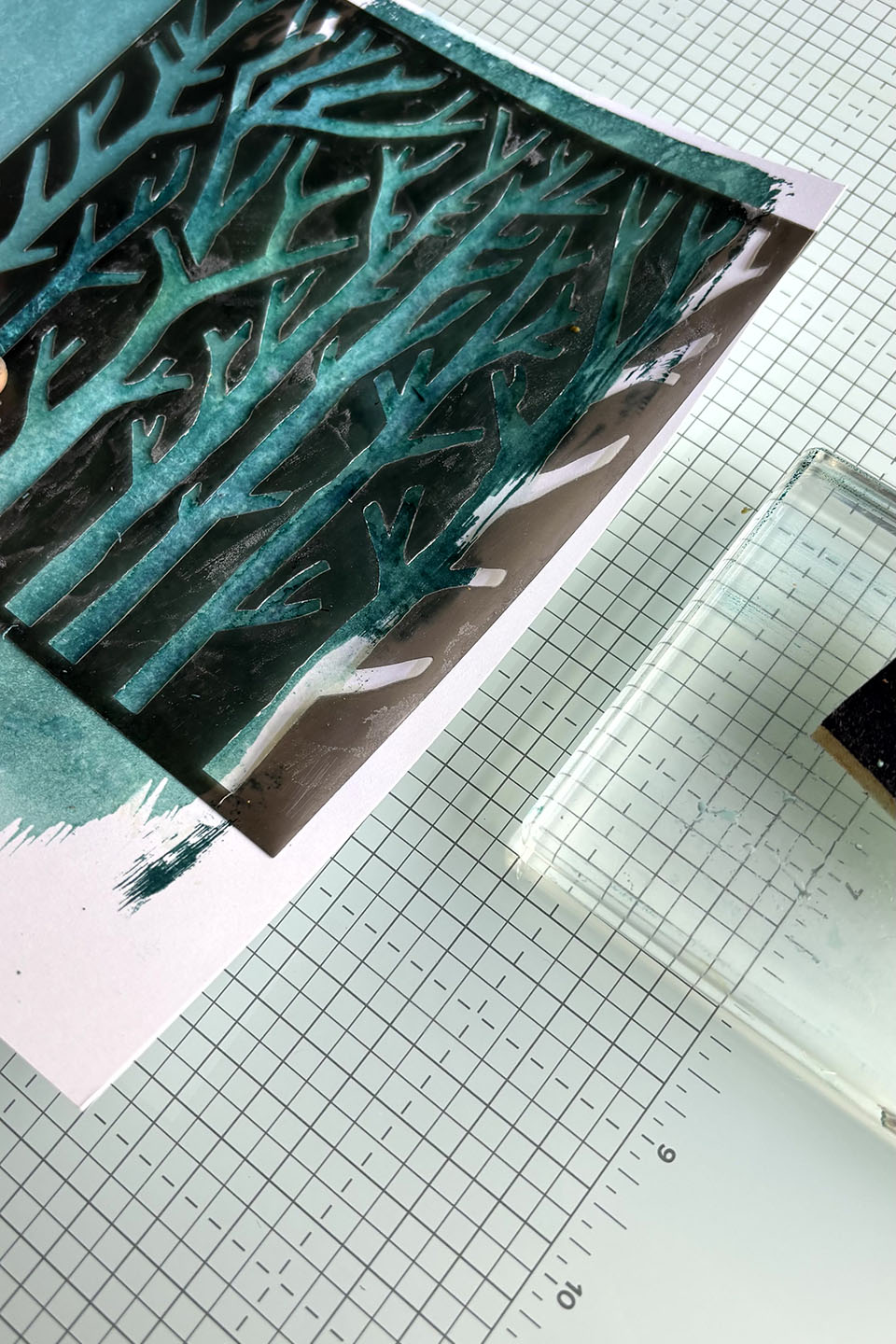 Pochoir arbre posé sur fond bleu indigo Stampin'Up! pour effet cyanotype en scrapbooking