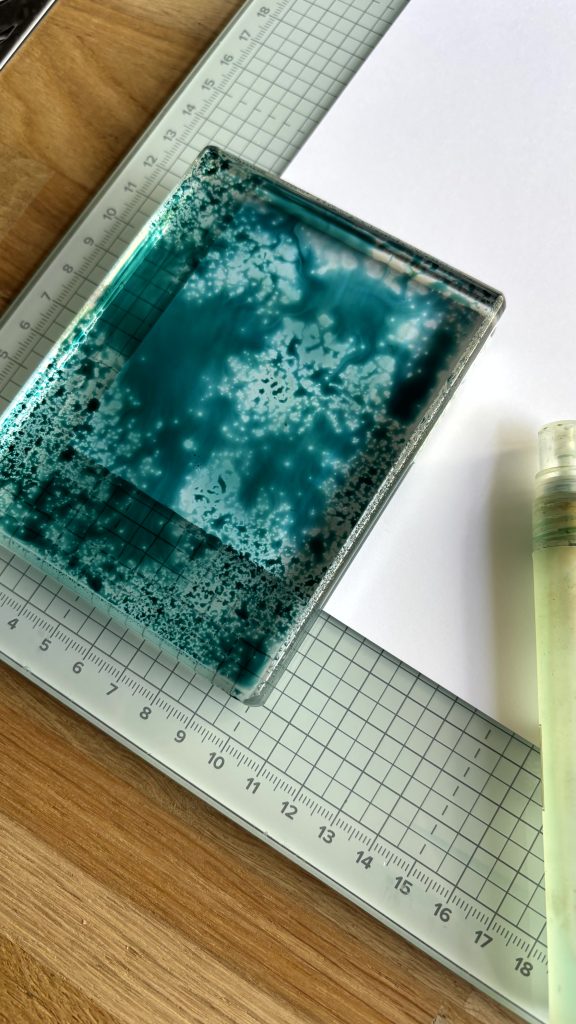 Étape 2 : pulvérisation d'eau sur le bloc transparent encré avec le Stampin' Spritzer