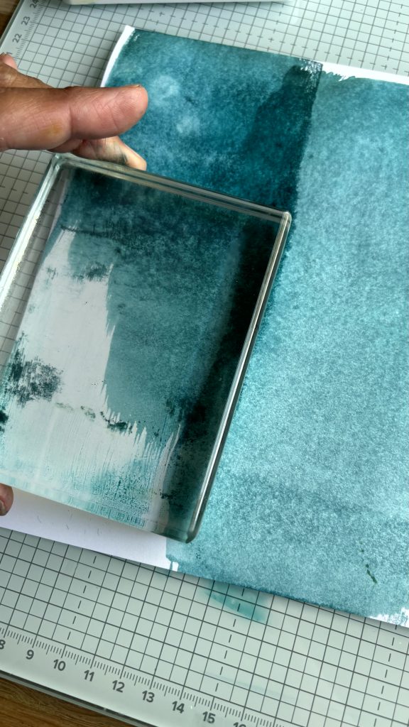 Étape 3 : application du bloc transparent encré sur la feuille pour créer un fond aquarelle