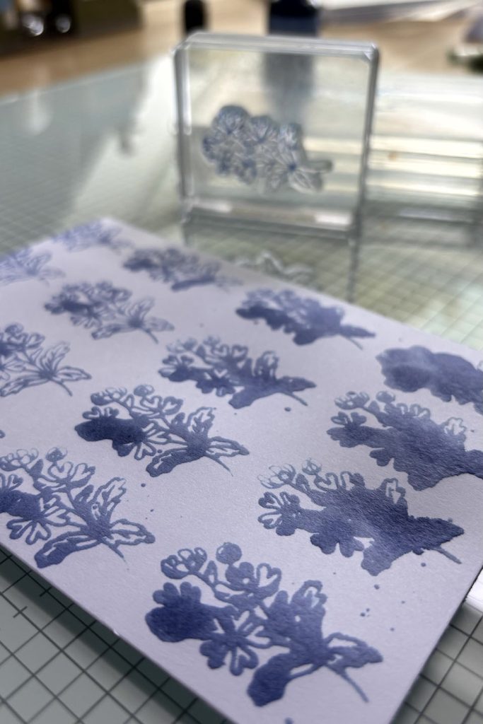 Tamponnage aléatoire de motifs floraux bleus avec encre liquide Stampin'Up! sur papier blanc