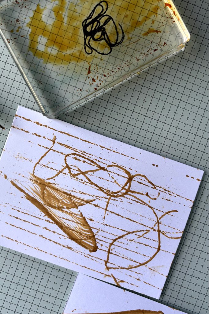 Bloc transparent Stampin'Up! encré et griffonné pour technique aquarelle — encre dorée sur fond blanc