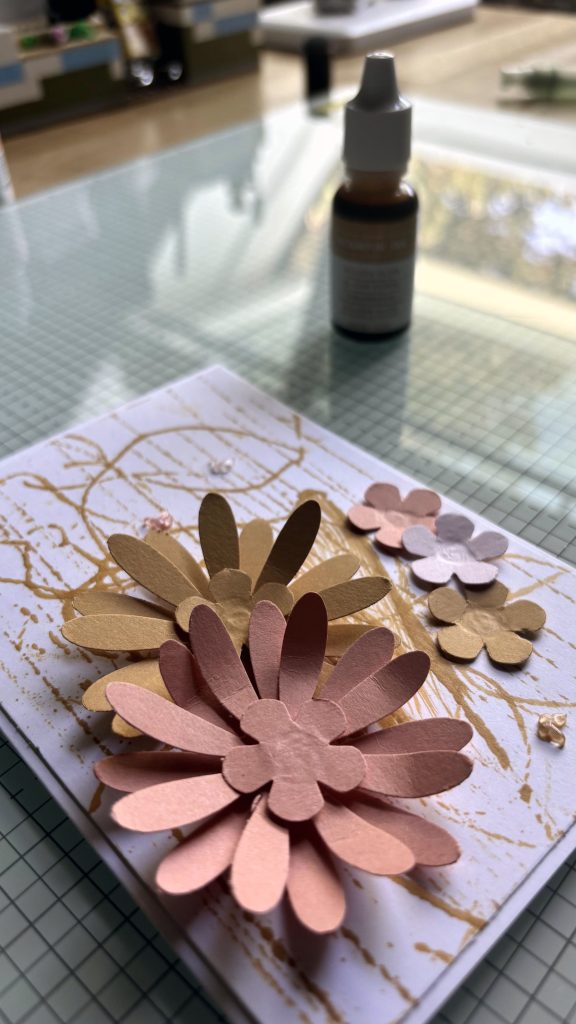 Tube de recharge d'encre liquide Stampin'Up! posé sur une création florale en scrapbooking