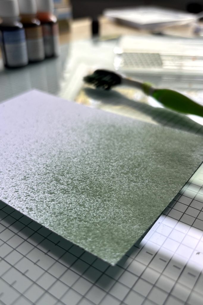 Fond aquarelle vert réalisé avec bloc transparent et encre Stampin'Up! sur papier scrapbooking