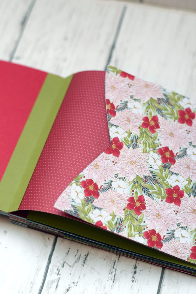 Mini album coloré en reliure collée en V scrapbooking ouvert