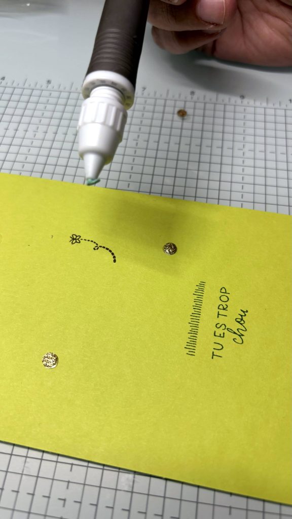 Pointe collante pour attraper embellissements en scrapbooking