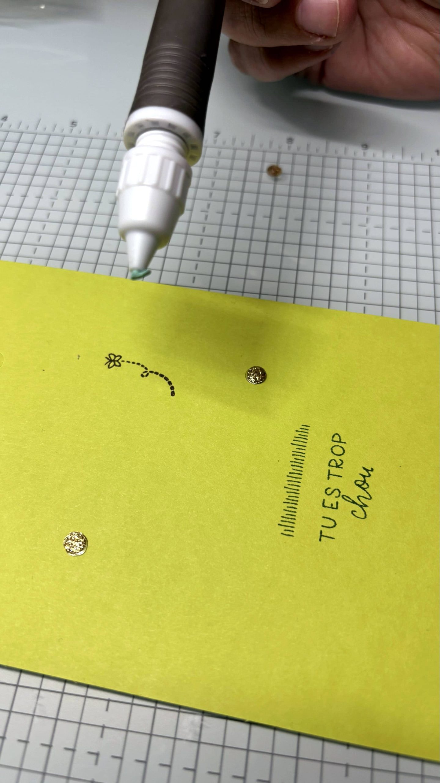 Pointe collante pour attraper embellissements en scrapbooking