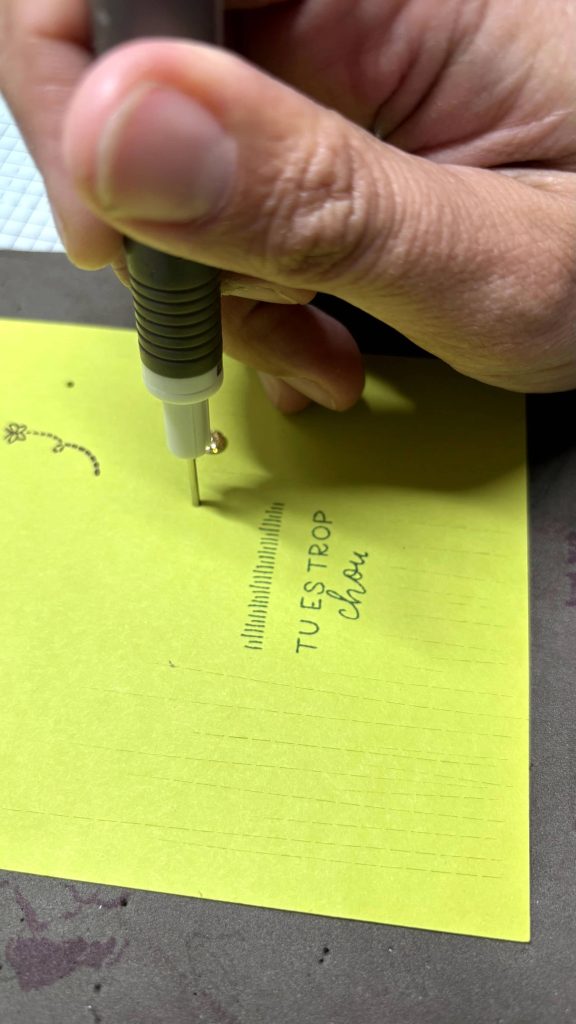 Embout perce-papier pour retirer découpes fines