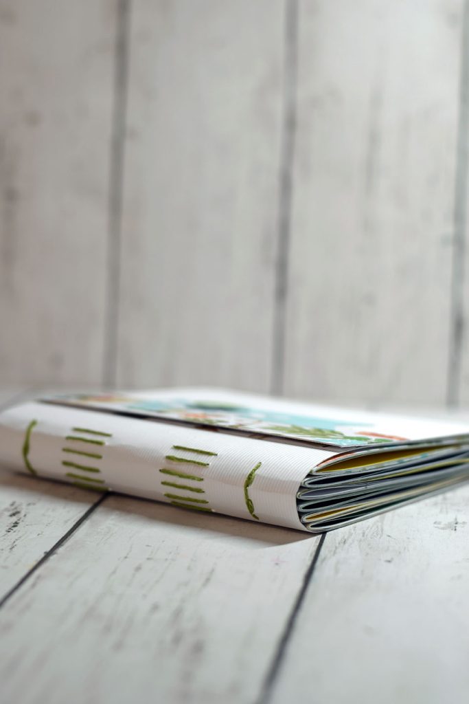 Album photo DIY avec reliure long stitch et couture visible sur couverture souple