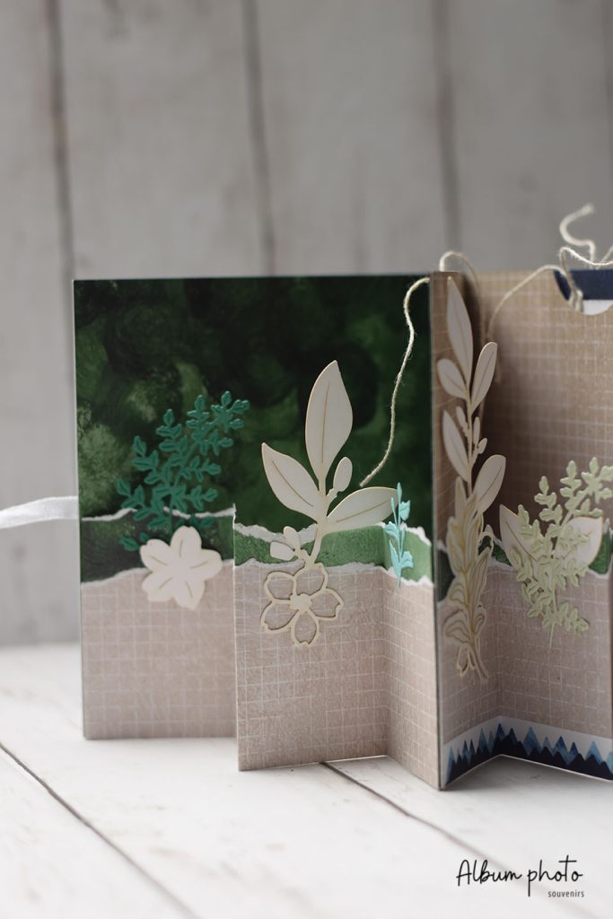 Album carousel ouvert, mécanisme accordéon avec des feuilles en pop-up