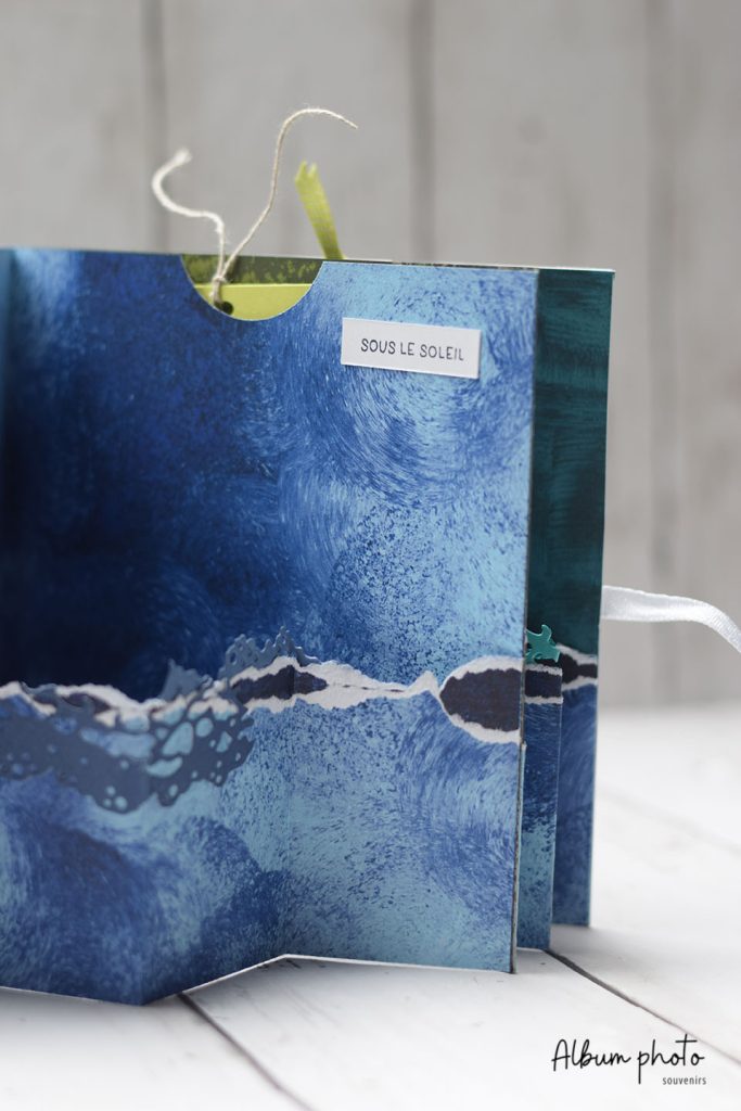 Album carousel pop-up scrapbooking ouvert avec des motifs marins