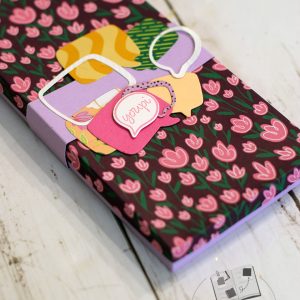 Album d’amitié coloré dans boîte à souvenirs fleurie