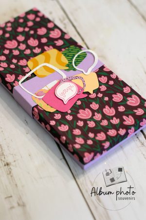 Album d’amitié coloré dans boîte à souvenirs fleurie