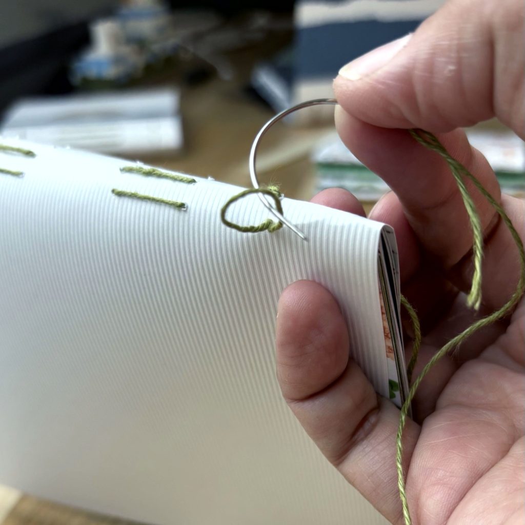 tension du fil lors de la reliure long stitch pour carnet fait main